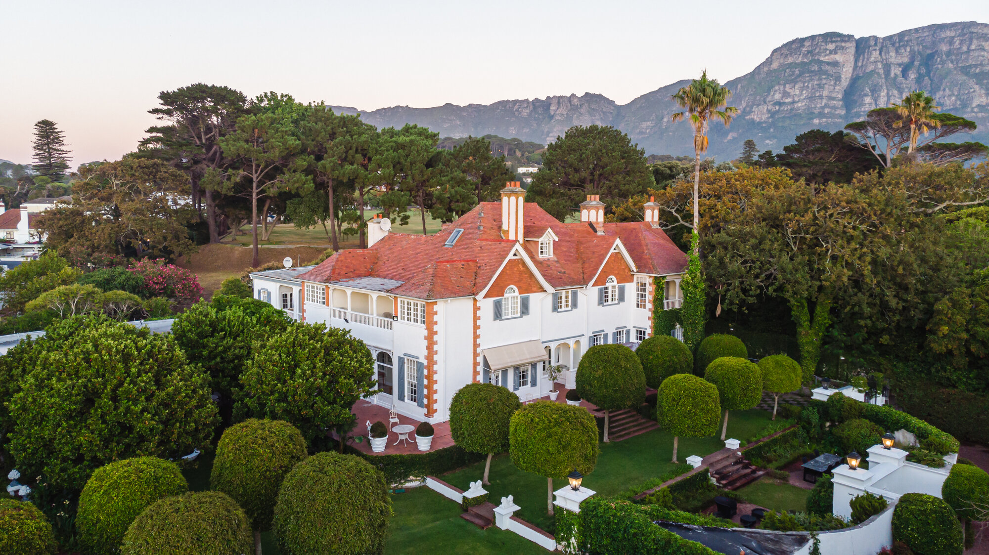 Anker Huis - Aerial View with Table Mountain